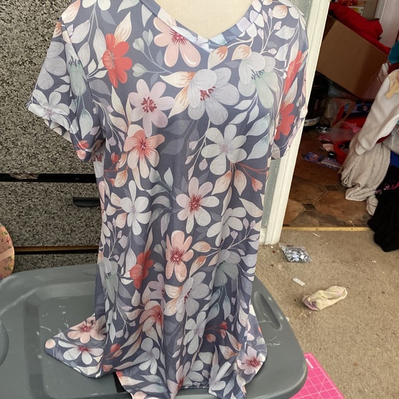 New Bon Apple Tea | Gray & White Floral V-Neck Short-Sleeve Top- size Large - Picture 2 of 12
